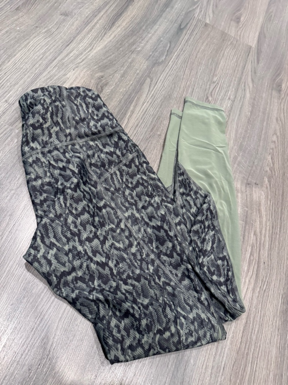 Old Navy Green Patterned High-Rise Leggings with mesh panel